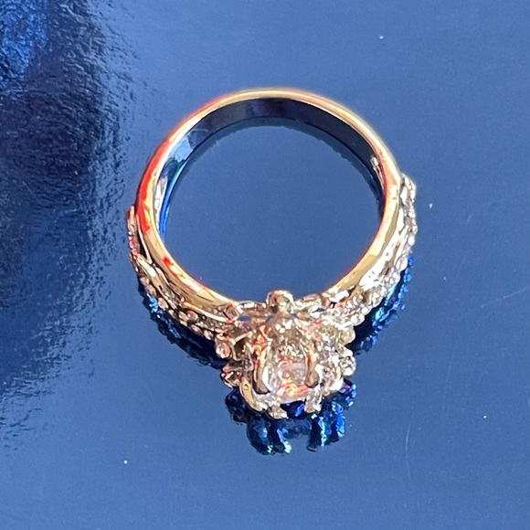 Silver Toned Clear Stone Fashion Ring Size 7 - Picture 2 of 4